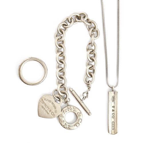 280 - Tiffany & Co. A silver bracelet, ring and pendant, maker's marks, 67g, ring size L... 