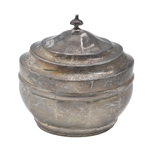 328 - A Victorian silver tea caddy, 10cm h, by The Goldsmiths & Silversmiths Co Ltd, London 1897, 5ozs... 