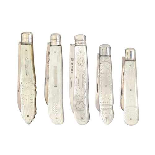 366 - Five Victorian - George V silver fruit knives, with engraved mother of pearl scales, various lengths... 