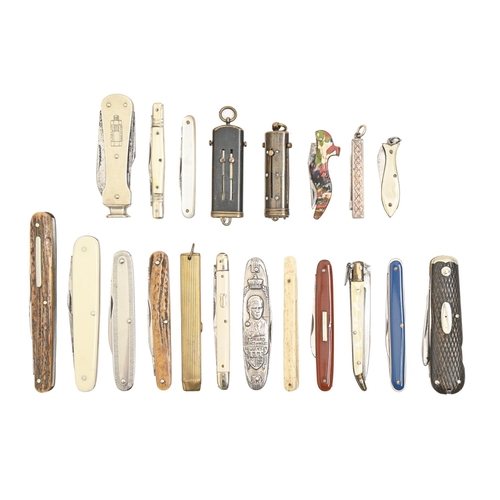 372 - Twenty folding knives and related articles, 19th c and later, various material, including gunmetal, ... 