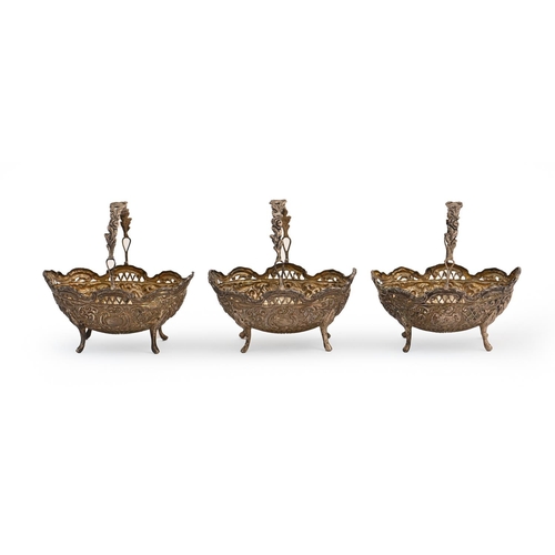 446 - A set of three Edward VII die stamped silver bonbon baskets, with swing handle, 10.5cm h, by Henry M... 