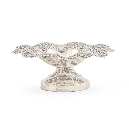 453 - An Edwardian die stamped silver lobed and trellis pierced fruit stand, on moulded foot, 17.5cm diam,... 