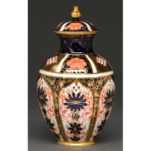 699 - A Royal Crown Derby Imari pattern vase and cover, 1920, 18.5cm h