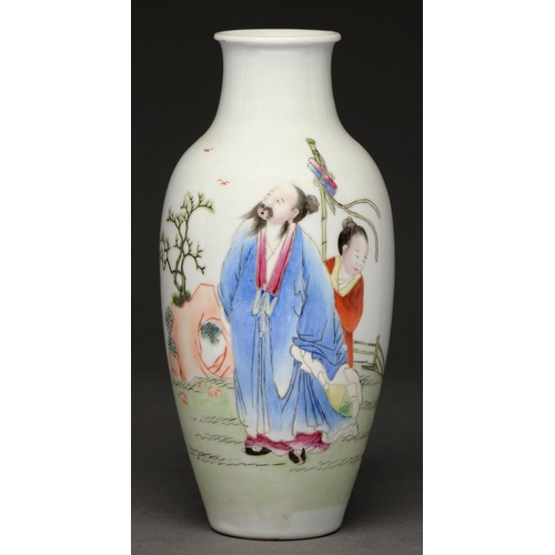 773 - A Chinese famille rose vase, third quarter 20th c , enamelled with a couple, 23cm, Qianlong mark... 