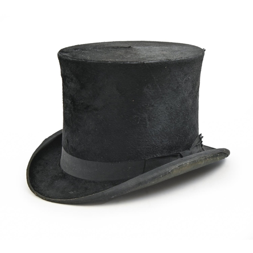 937 - A black top hat, Newbury's Ltd, Birmingham, early 20th c,  aperture 2o x 15cm, velvet lined leather ... 