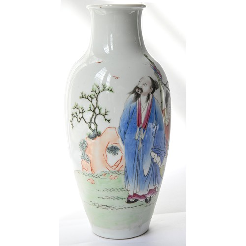 773 - A Chinese famille rose vase, third quarter 20th c , enamelled with a couple, 23cm, Qianlong mark... 