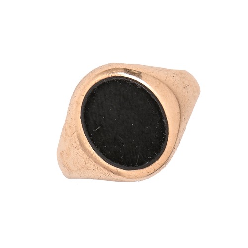 108E - A black onyx signet ring, in 9ct gold, 5g