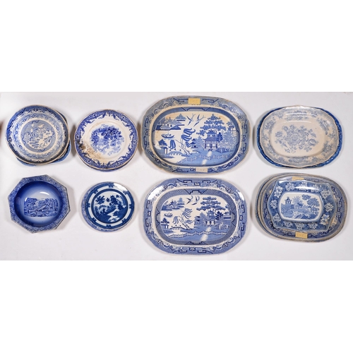 786 - Miscellaneous blue and white ceramics, including a pair of pearl ware shaped circular plates, c.1820... 