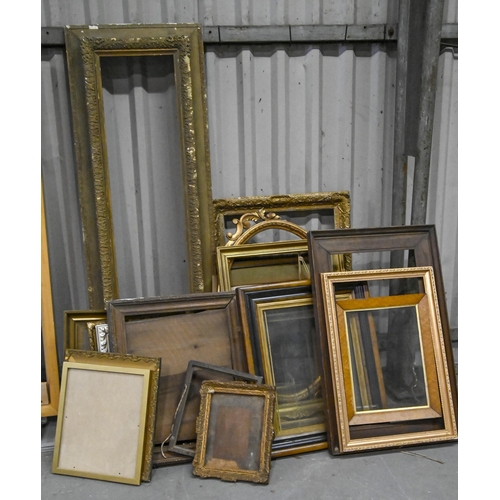 814 - A quantity of pictures frames, 19th c and later, including giltwood, gesso, maple, Sadeli marqu... 