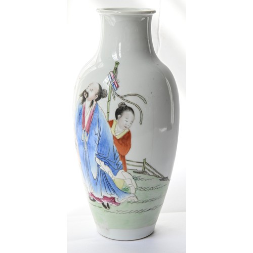 720 - A Chinese famille rose vase, third quarter 20th c , enamelled with a couple, 23cm, Qianlong mar... 