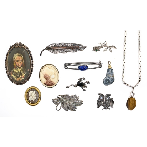 103 - Miscellaneous costume jewellery, including silver articles, a marcasite frog brooch, etc... 