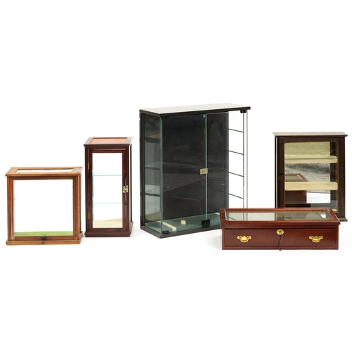 1213 - Five various table top display cases, glass lidded mahogany-stained example 30 x 63cm... 