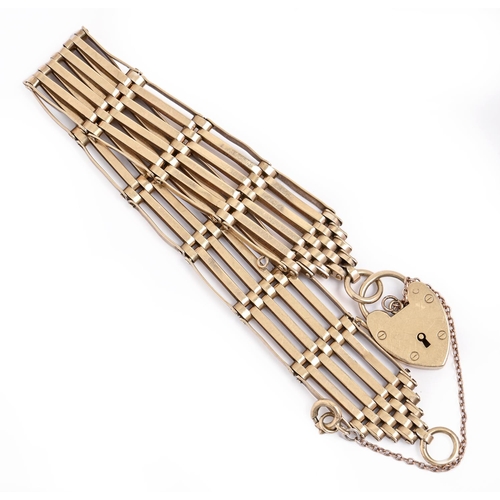 22 - A 9ct gold gate bracelet and padlock, 17cm, 18.7g