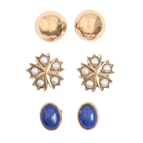 35 - Three pairs of lapis lazuli, split pearl or plain hemispherical gold ear studs, various sizes, 5g... 