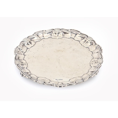 401 - A George V silver salver, on three volute feet, 19.5cm diam, by Mappin & Webb, Sheffield 1911, 1... 