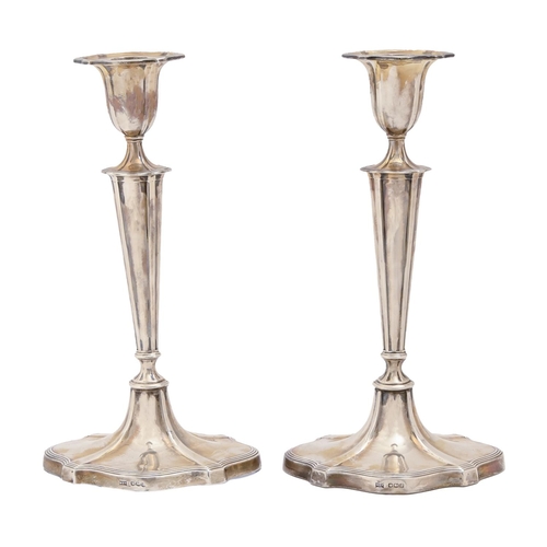 405 - A pair of George V silver candlesticks, with reeded borders, nozzles, 30cm h, by Walker & Hall L... 