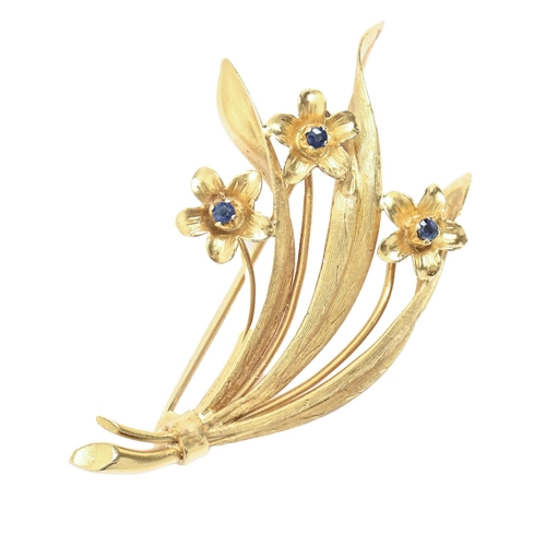43 - A sapphire flower brooch, in gold, 53mm, marked 750, 8.1g