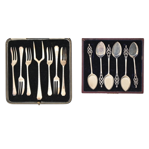 433 - A set of six George V silver pastry forks and server, by Lee & Wigfull Ltd, Sheffield 1927 and 1... 