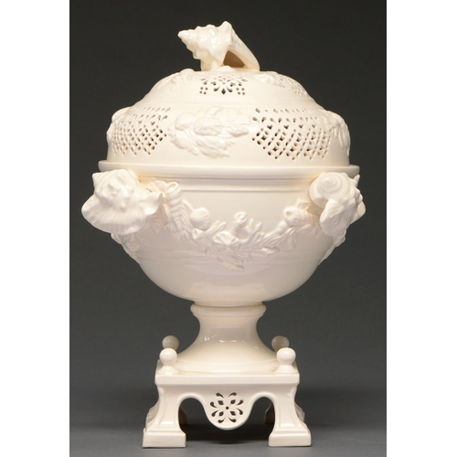 611 - A reproduction reticulated creamware pot pourri vase and cover, 20th / 21st c, in late 18th c Englis... 