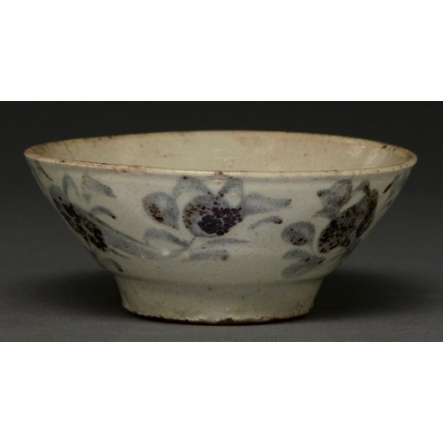 625 - A Chinese Swatow Ware bowl, Ming Dynasty, 17th c, painted in underglaze blue with stylised pomegrana... 