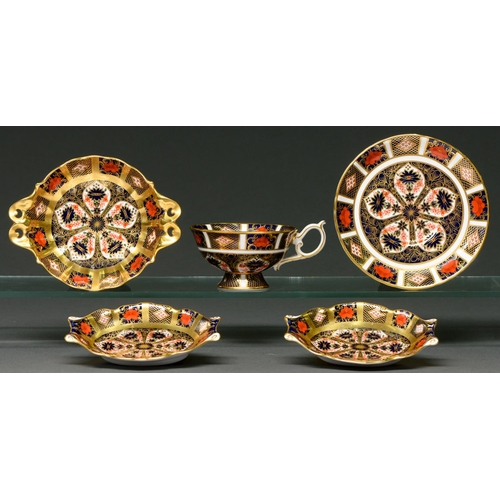 662 - One and a pair of Royal Crown Derby Imari pattern sweetmeat dishes and a teacup and saucer, 20th c, ... 