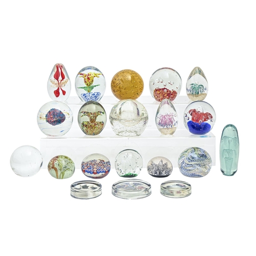 732 - A Victorian glass dump paperweight, 12.5cm h and nineteen various other paperweights, late 20th c (2... 