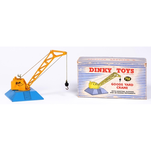 760 - A Dinky toys diecast Goods Yard Crane 752, boxed