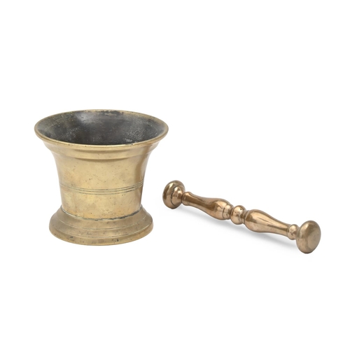 809 - A brass mortar and a bell metal pestle, 19th c, mortar 10cm h