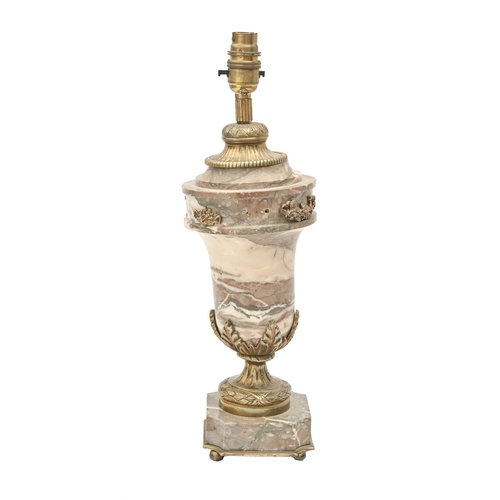 812 - A French gilt-lacquered brass mounted marble urn, early-mid 20th c, in Louis XVI style, 33cm h exclu... 