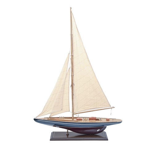 830 - A varnished and painted wood model of a yacht, with mast, sails and riggings, on rectangular base, 8... 