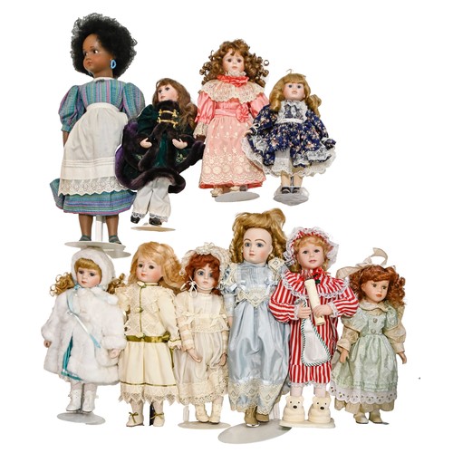 1418 - Miscellaneous dolls, 20th c, some with porcelain heads, various dress and accessories, etc... 