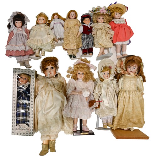 1418 - Miscellaneous dolls, 20th c, some with porcelain heads, various dress and accessories, etc... 