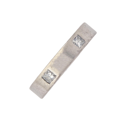11 - A diamond ring, in 18ct white gold, Birmingham 2004, 5.6g, size L