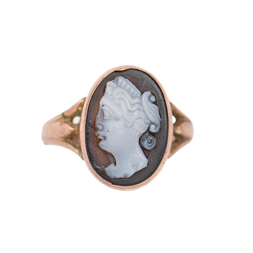 179 - An onyx cameo ring, carved with the head of a woman, in 9ct gold, Chester 1919, 2.8g, size N... 