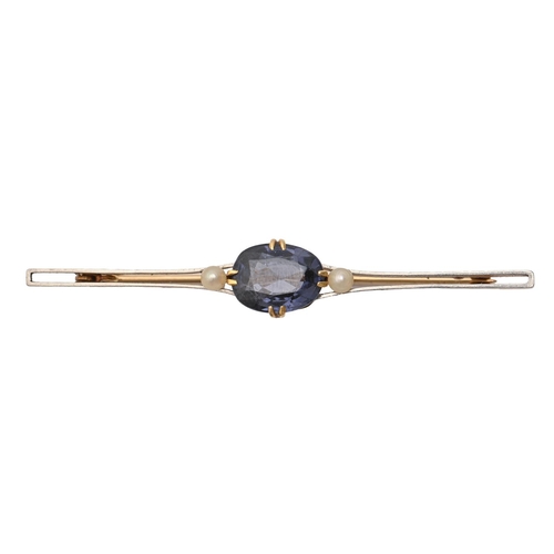 39 - A sapphire and cultured pearl bar brooch, in gold, 62mm, 6.1g