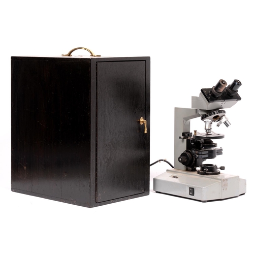 820 - A compound binocular microscope Kyowa Tokyo No. 846260, with two eyepieces, quadruple nose piece wit... 