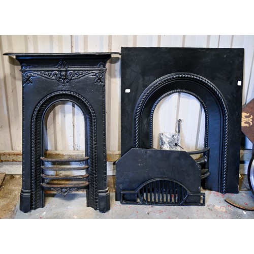 1392 - A Victorian cast iron arched hearth front and a Victorian cast iron bedroom chimneypiece, 91 x 75cm ... 