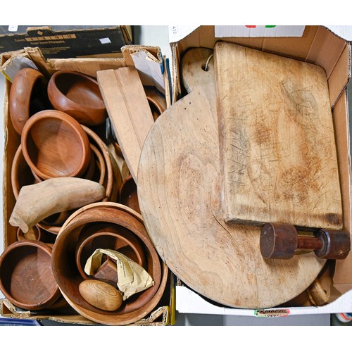 1418 - Kitchenalia. A collection of bygones, 19th c and later, including chopping boards, bowls, etc... 