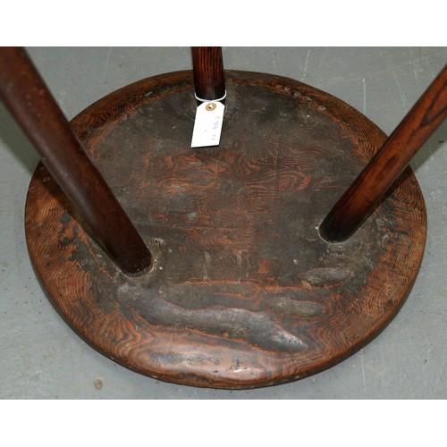 1301 - A George III ash cricket table, the substantial top on round or elliptical leg, 64cm h; 47cm diam... 