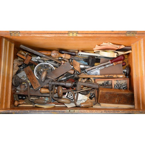 1402 - Tools. A tool chest of hand tools, including a Spear & Jackson 