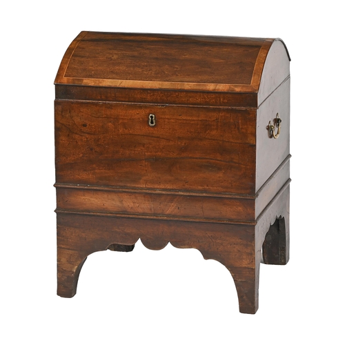 1000 - A George III mahogany cellarette, the coffered lid crossbanded and line inlaid, with brass handles, ... 