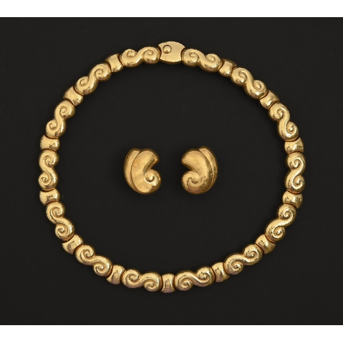 104 - De Vroomen. An 18ct gold necklace and pair of shell shaped earrings, necklace 40cm l, each signed, m... 