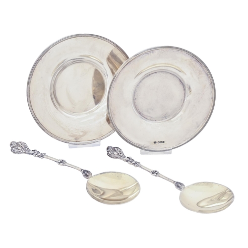 376 - Two George V silver stands, of saucer shape with reeded rim, 14cm diam, by W Hutton & Sons Ltd, ... 