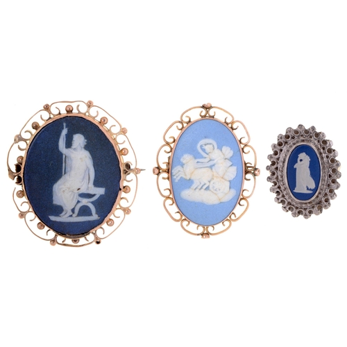 559 - Two Wedgwood jasper and yellow metal brooches, 19th/20th c, and a Wedgwood cameo-mounted silver ring... 