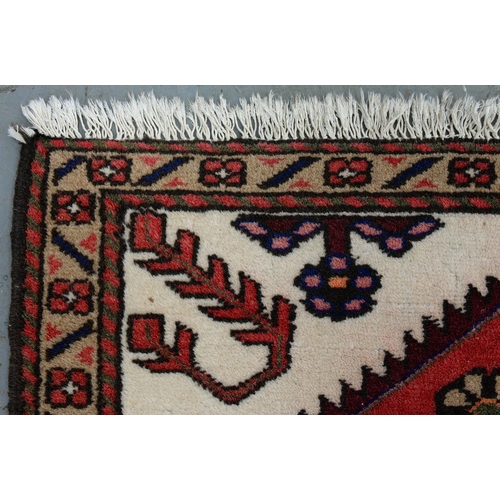 968 - A Persian Hamadan rug, 140cm x 87cm