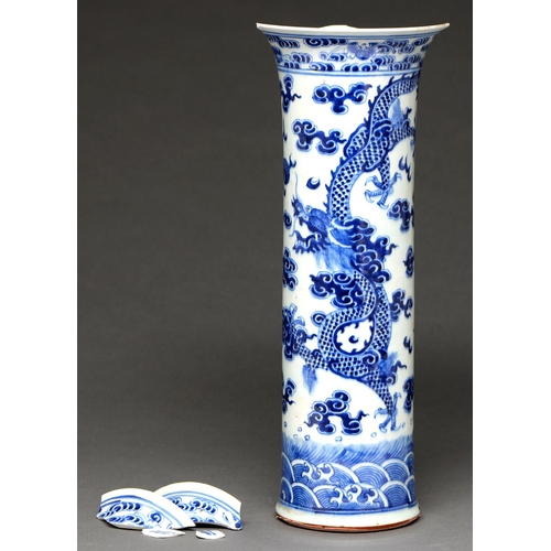 582 - A Chinese blue and white sleeve vase, Qing dynasty, Kangxi period, painted with dragons and bats, 43... 