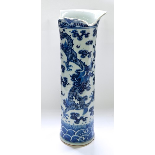 582 - A Chinese blue and white sleeve vase, Qing dynasty, Kangxi period, painted with dragons and bats, 43... 