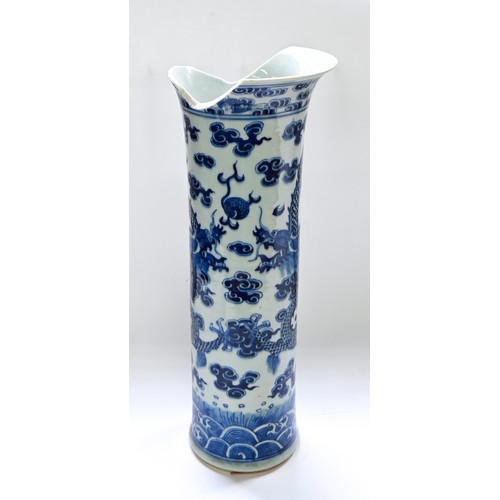 582 - A Chinese blue and white sleeve vase, Qing dynasty, Kangxi period, painted with dragons and bats, 43... 