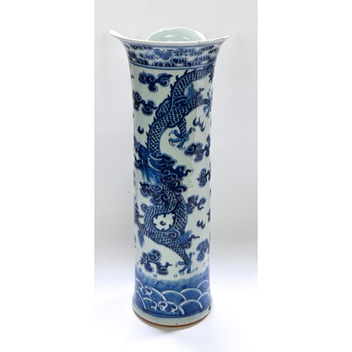 582 - A Chinese blue and white sleeve vase, Qing dynasty, Kangxi period, painted with dragons and bats, 43... 