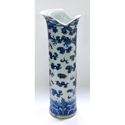 582 - A Chinese blue and white sleeve vase, Qing dynasty, Kangxi period, painted with dragons and bats, 43... 